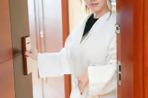 女星超大牌排场惹热议与男助理亲密举动引全网吵翻